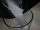 Sostanza solubile vetraria dei cristalli 99% del carbonato di potassio K2CO3 in acqua