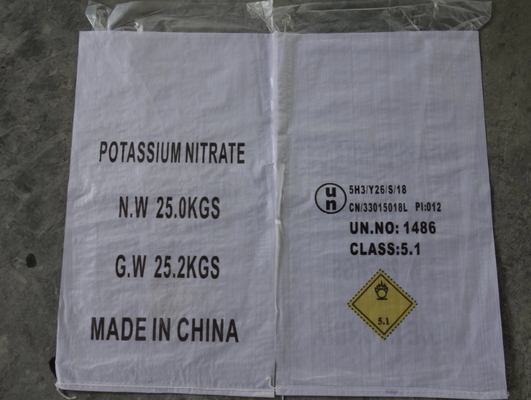 Propellente per razzi Nitrato di potassio KNO3 Forma prismatica incolore Formula chimica