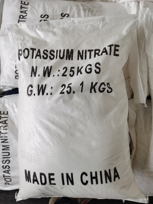 Nitrato di potassio in forma prismatica incolore Min. 99% di purezza polvere cristallina per varie applicazioni
